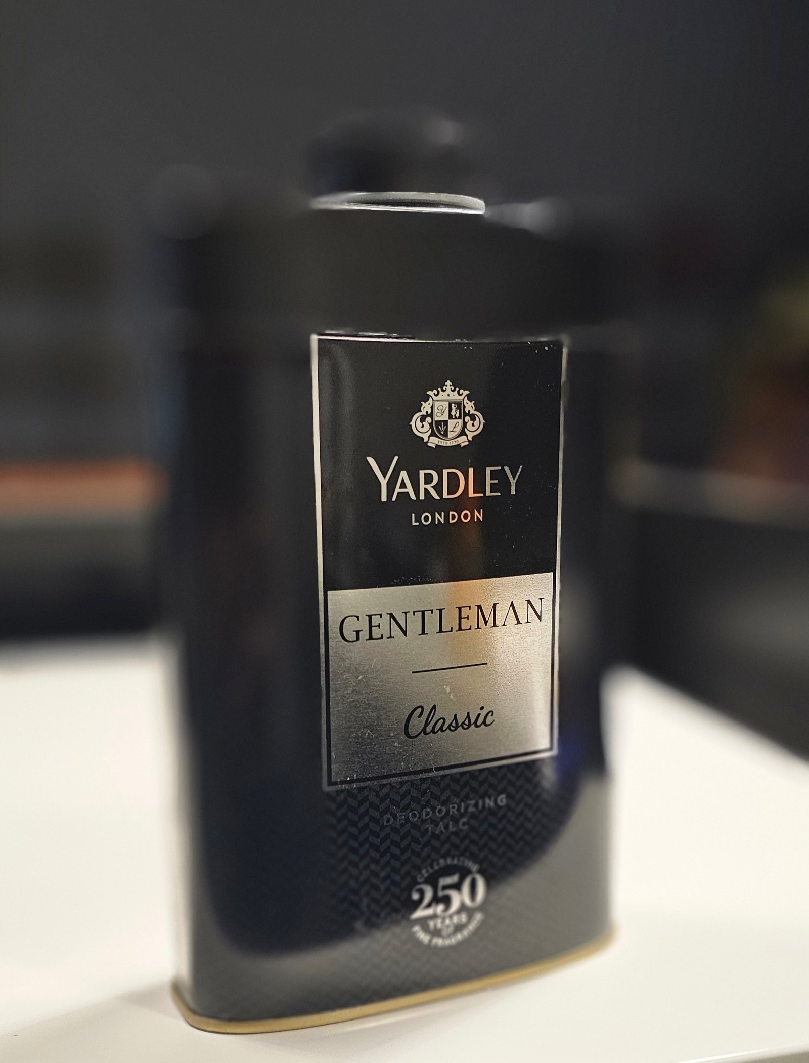 Yardley London Gentleman Classic Talc Deodorizing Powder - Image 3